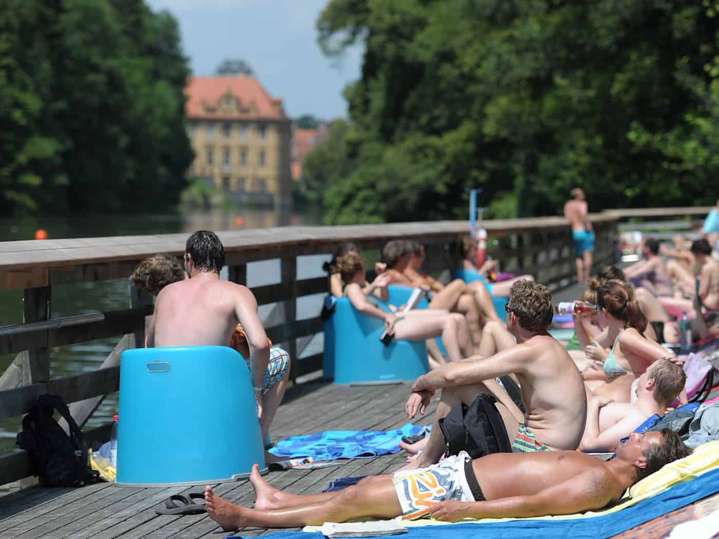 Im Hainbad schwimmt man im Fluss mit schöner Aussicht auf die Bamberger Altstadt. (Archivbild) / Foto: picture alliance / dpa
