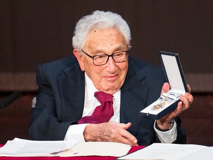 Seinen 100. Geburtstag feierte Henry Kissinger in seiner Geburtsstadt Fürth - nun soll hier eine neue Stiftung zu seinen Ehren entstehen. (Archivbild) / Foto: Daniel Vogl/dpa