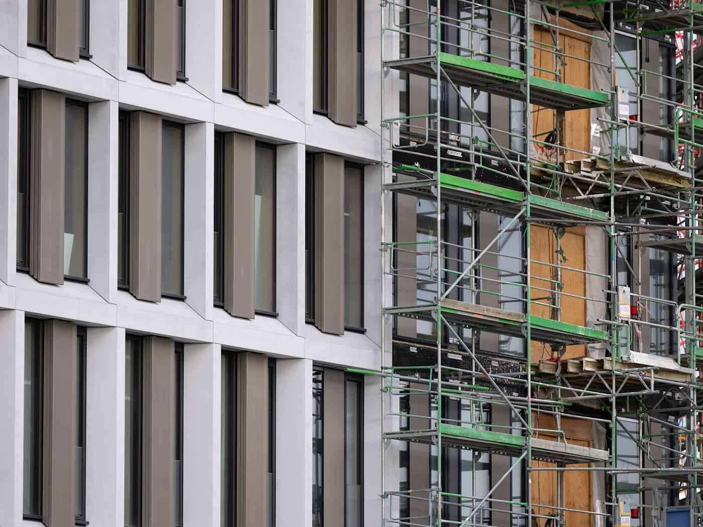 Wenn möglich, sollen Neubauten für staatliche Behörden in Zukunft die Ausnahme sein. «Mieten statt bauen» lautet das neue Motto der Staatsregierung für Liegenschaften. (Illustration)   / Foto: Sven Hoppe/dpa