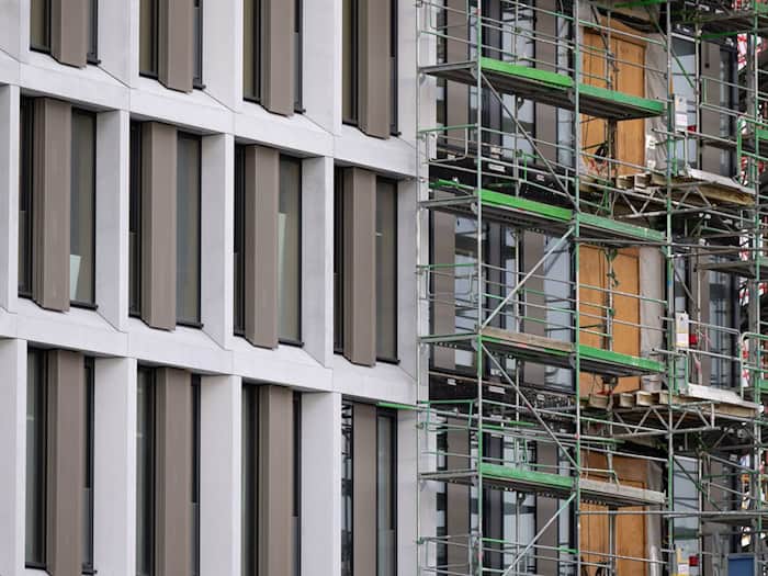 Wenn möglich, sollen Neubauten für staatliche Behörden in Zukunft die Ausnahme sein. «Mieten statt bauen» lautet das neue Motto der Staatsregierung für Liegenschaften. (Illustration)   / Foto: Sven Hoppe/dpa