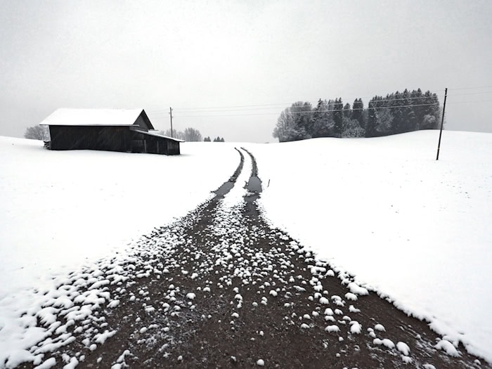 Selbst in niedrigeren Lagen im Alpenvorland, wie hier im Allgäu, hatte es in den vergangenen Tagen geschneit. (Archivbild) / Foto: Karl-Josef Hildenbrand/dpa