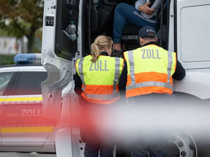 Eine ungewöhnliche Entdeckung machte ein Lkw-Fahrer während einer Zigarettenpause. (Symbolbild) / Foto: Hendrik Schmidt/dpa