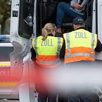 Eine ungewöhnliche Entdeckung machte ein Lkw-Fahrer während einer Zigarettenpause. (Symbolbild) / Foto: Hendrik Schmidt/dpa
