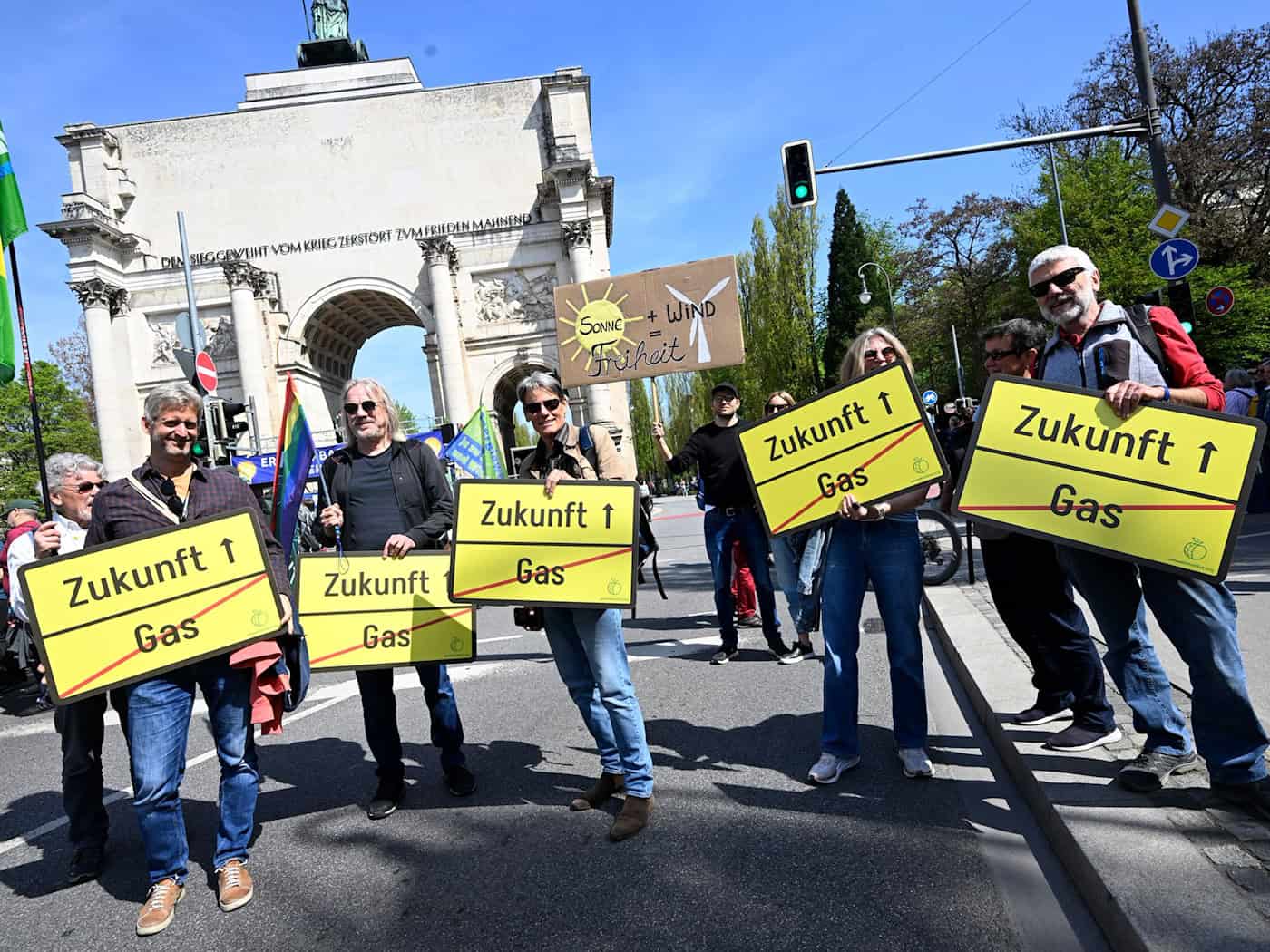 «Erneuerbare Energien verteidigen» war das Motto einer der Demonstrationen.  / Foto: Felix Hörhager/dpa