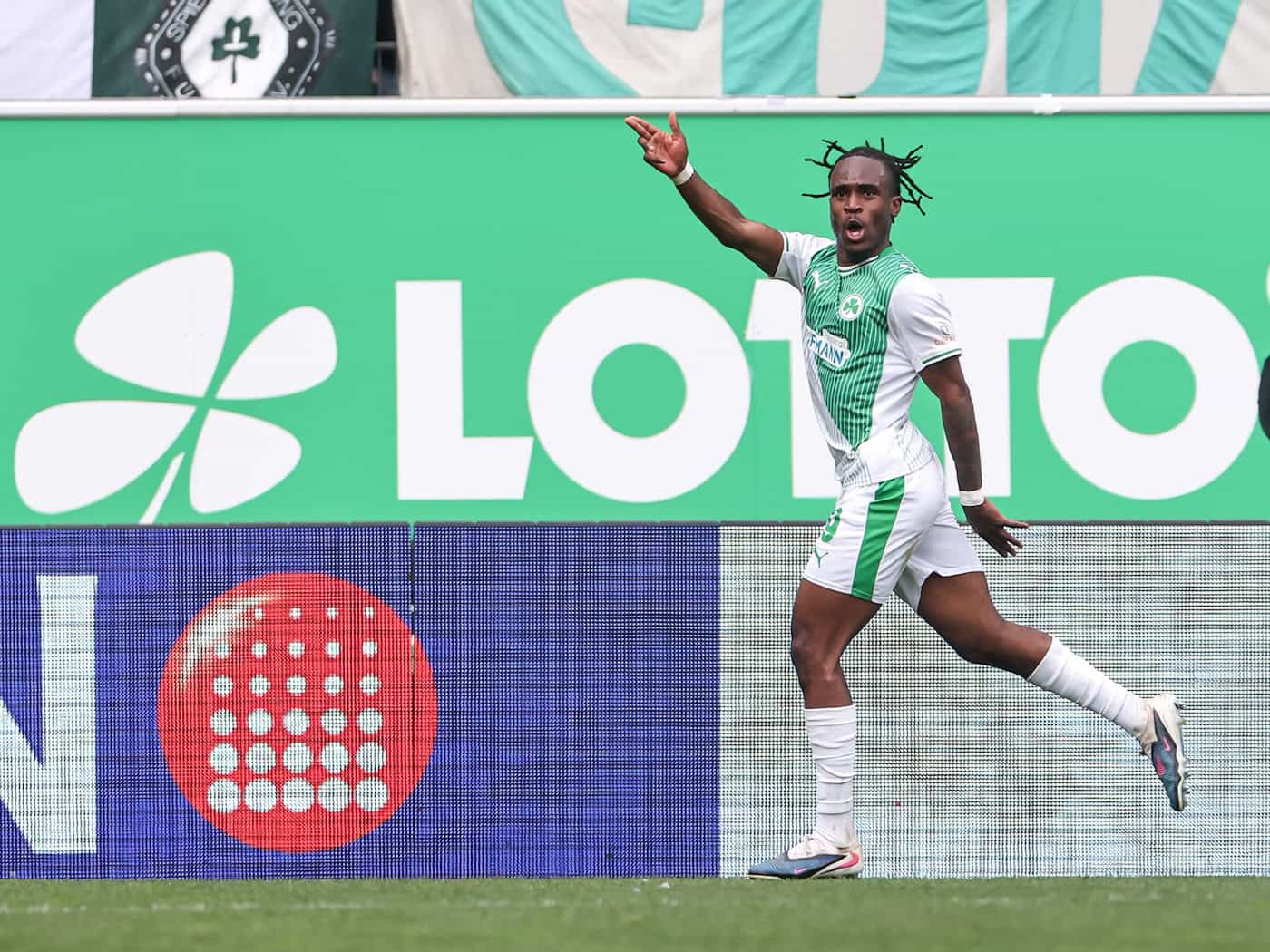 Fürths Noel Futkeu jubelt nach einer Gala-Vorstellung gegen Darmstadt. / Foto: Daniel Löb/dpa