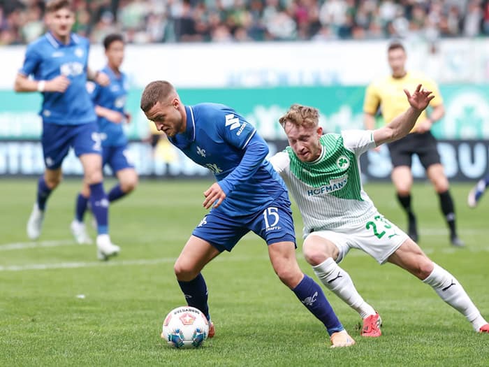 Darmstadts Fabian Nürnberger (links) und Jannik Dehm aus Fürth kämpfen um den Ball. / Foto: Daniel Löb/dpa