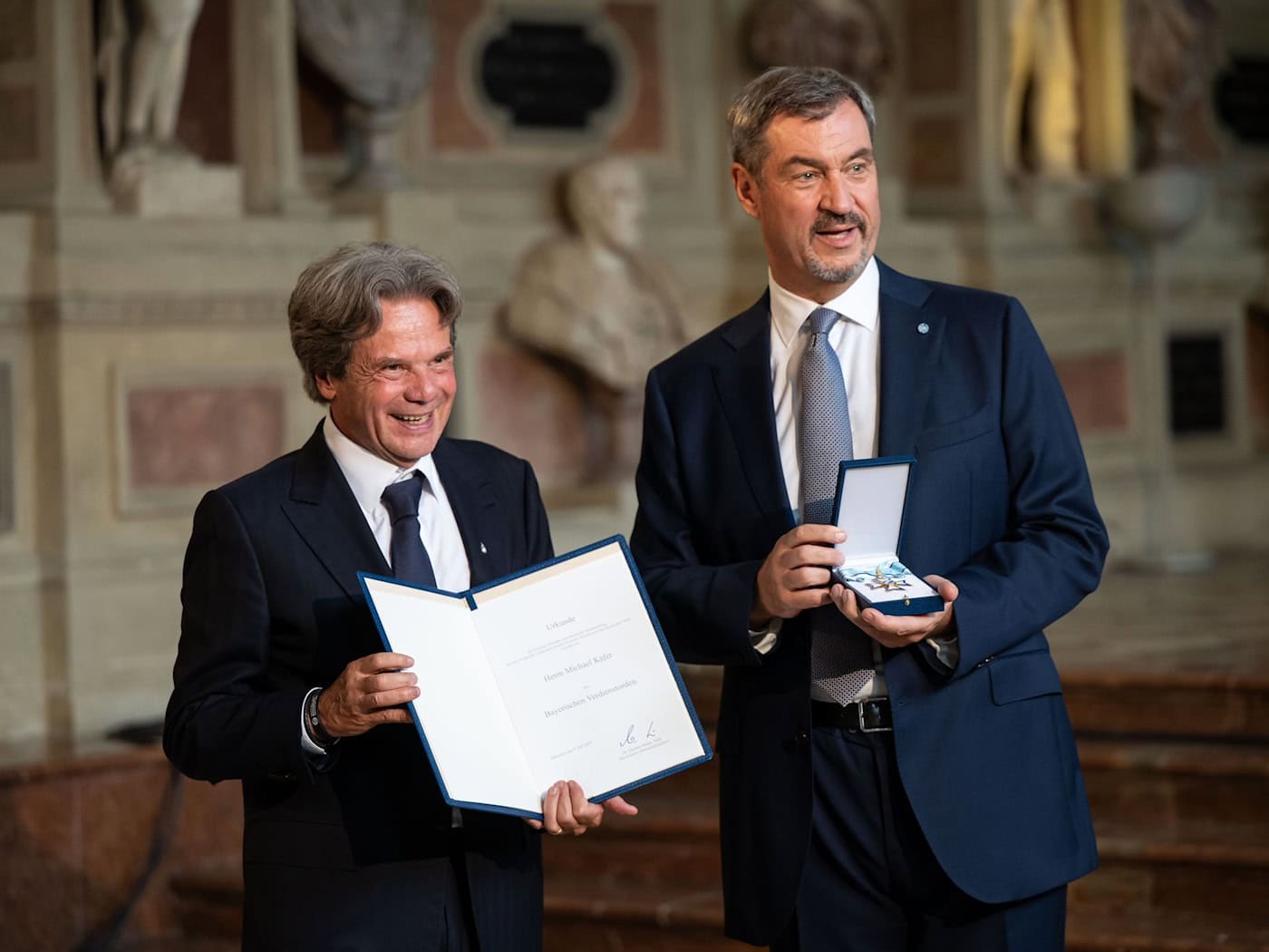 Michael Käfer (l.) ist auch Träger des bayerischen Verdienstordens. Bekommen hat er ihn von Ministerpräsident Markus Söder. (Archivbild) / Foto: Lukas Barth/dpa