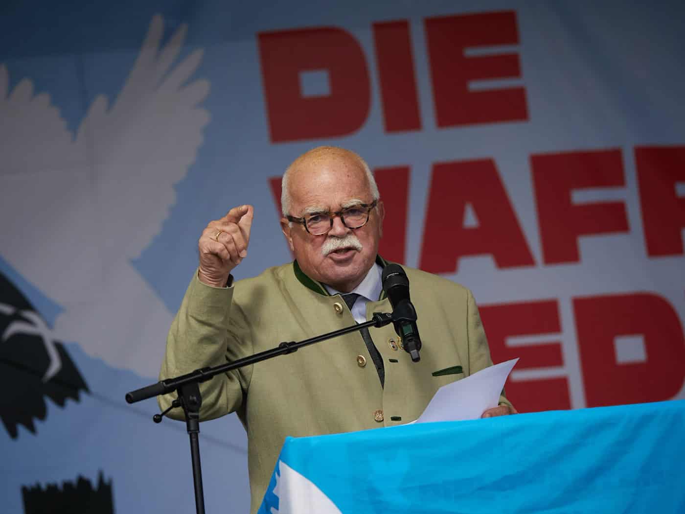 CSU-Urgestein Peter Gauweiler ist für unkonventionelle Aussagen bekannt. (Archivbild) / Foto: Jörg Carstensen/dpa