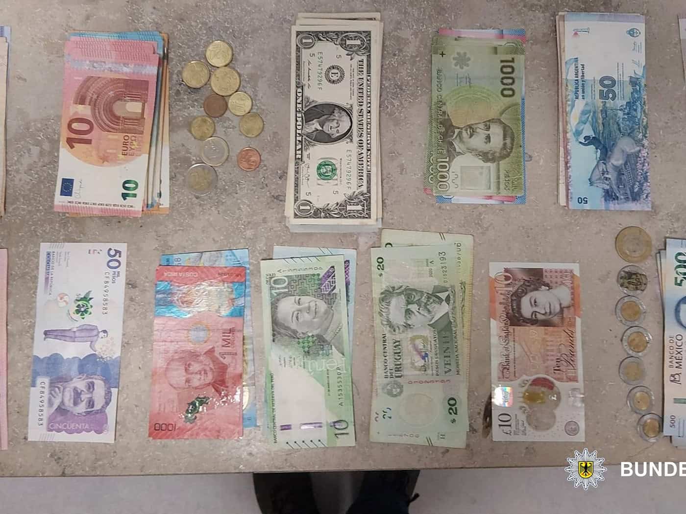 Einen Rucksack mit umgerechnet 5.260 Euro in dreizehn verschiedenen Währungen hat ein Tourist aus Paraguay in einer Münchner S-Bahn vergessen.  / Foto: -/Bundespolizeidirektion München/dpa