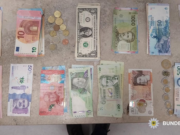 Einen Rucksack mit umgerechnet 5.260 Euro in dreizehn verschiedenen Währungen hat ein Tourist aus Paraguay in einer Münchner S-Bahn vergessen.  / Foto: -/Bundespolizeidirektion München/dpa