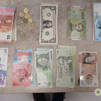 Einen Rucksack mit umgerechnet 5.260 Euro in dreizehn verschiedenen Währungen hat ein Tourist aus Paraguay in einer Münchner S-Bahn vergessen.  / Foto: -/Bundespolizeidirektion München/dpa