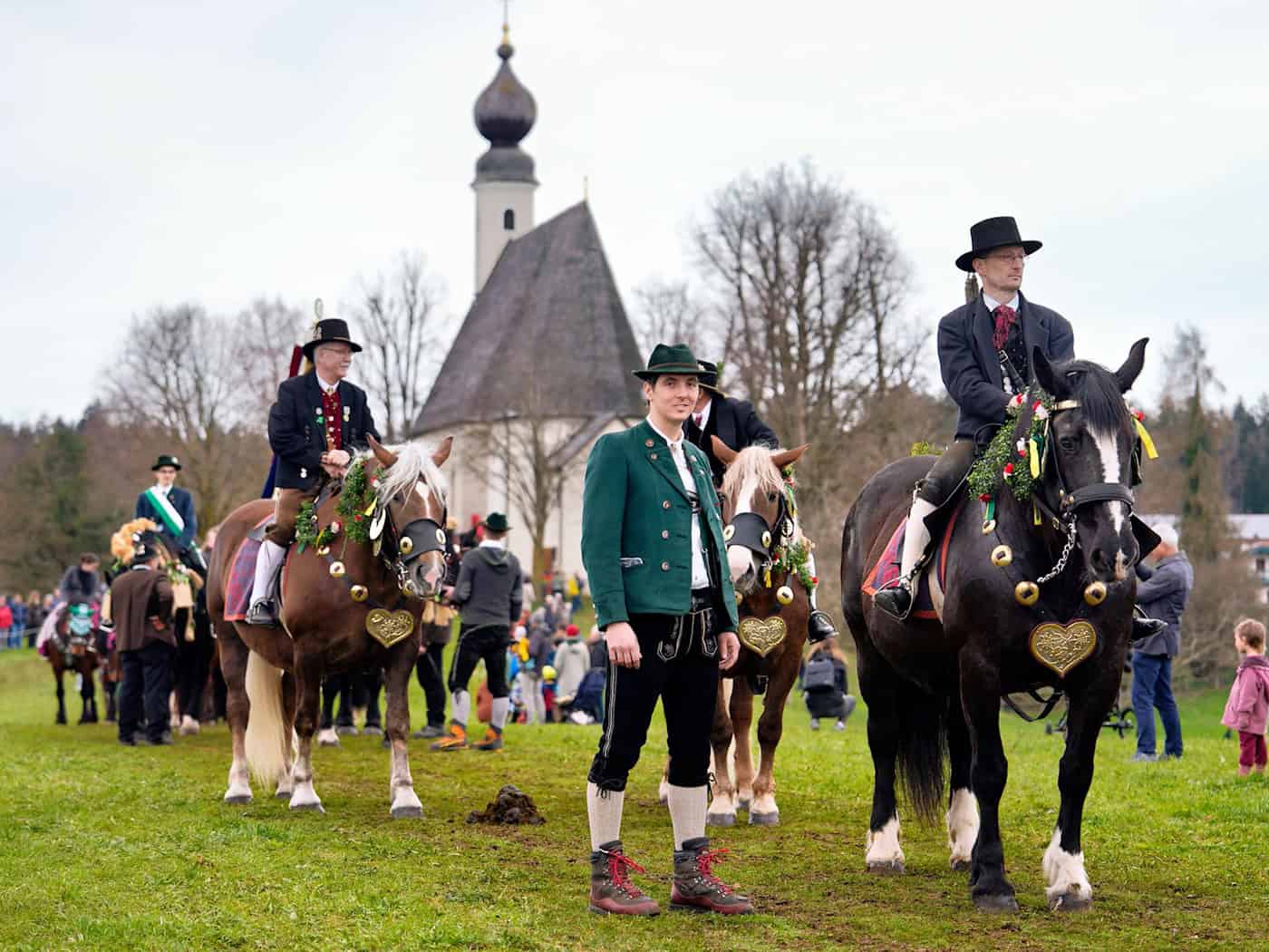 Am Kirchlein werden Tiere und Menschen gesegnet. / Foto: Uwe Lein/dpa