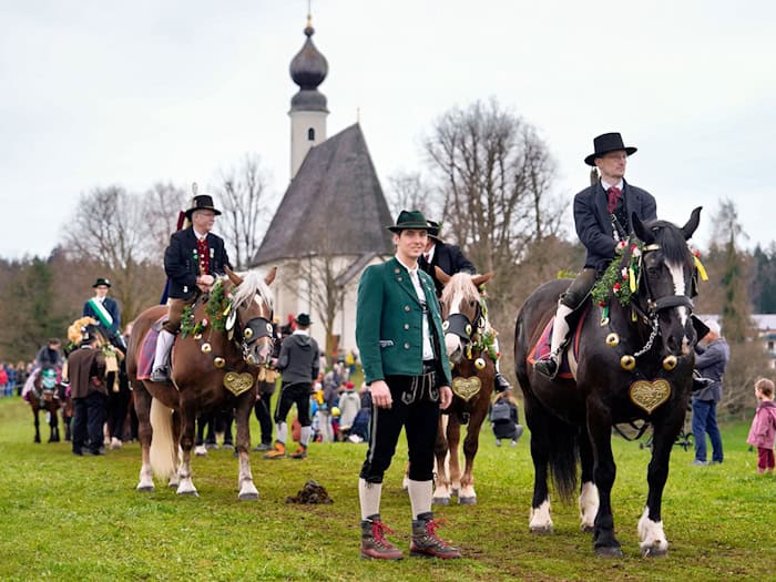 Georgiritt in Traunstein: Hunderte Reiter ziehen zum Ettendorfer Kirchlein