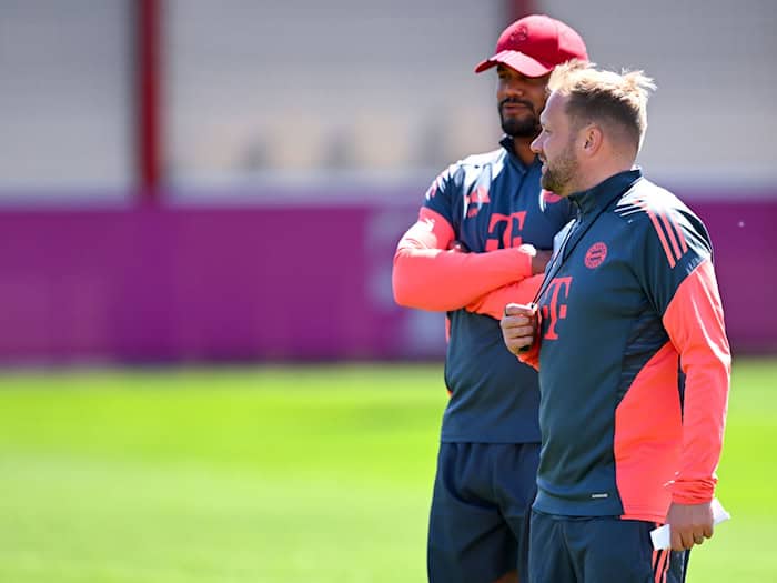 Beim Abschlusstraining in München war der gesperrte Cheftrainer Vincent Kompany noch ganz normal dabei. Rechts sein Assistent Aaron Danks, der im Pariser Prinzenpark die Chefrolle übernehmen wird. / Foto: Sven Hoppe/dpa