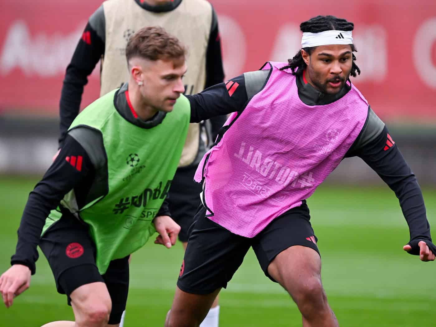 Joshua Kimmich (l) und Serge Gnabry in Aktion beim Abschlusstraining. / Foto: Sven Hoppe/dpa
