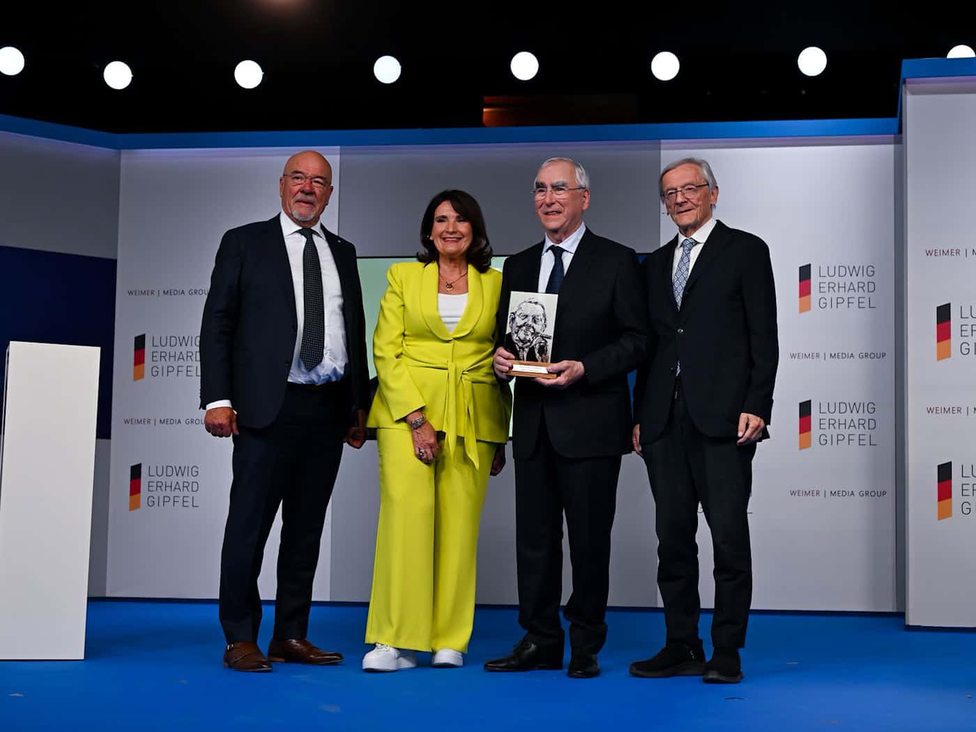 Theo Waigel (2.v.r) war sichtlich erfreut über die Auszeichnung mit dem Freiheitspreis der Medien auf dem Ludwig-Erhard-Gipfel.  / Foto: Sven Hoppe/dpa