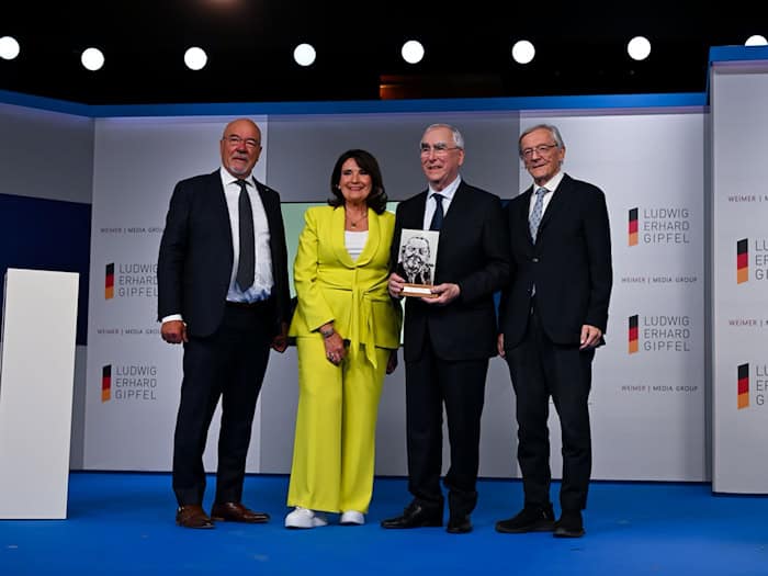 Theo Waigel (2.v.r) war sichtlich erfreut über die Auszeichnung mit dem Freiheitspreis der Medien auf dem Ludwig-Erhard-Gipfel.  / Foto: Sven Hoppe/dpa