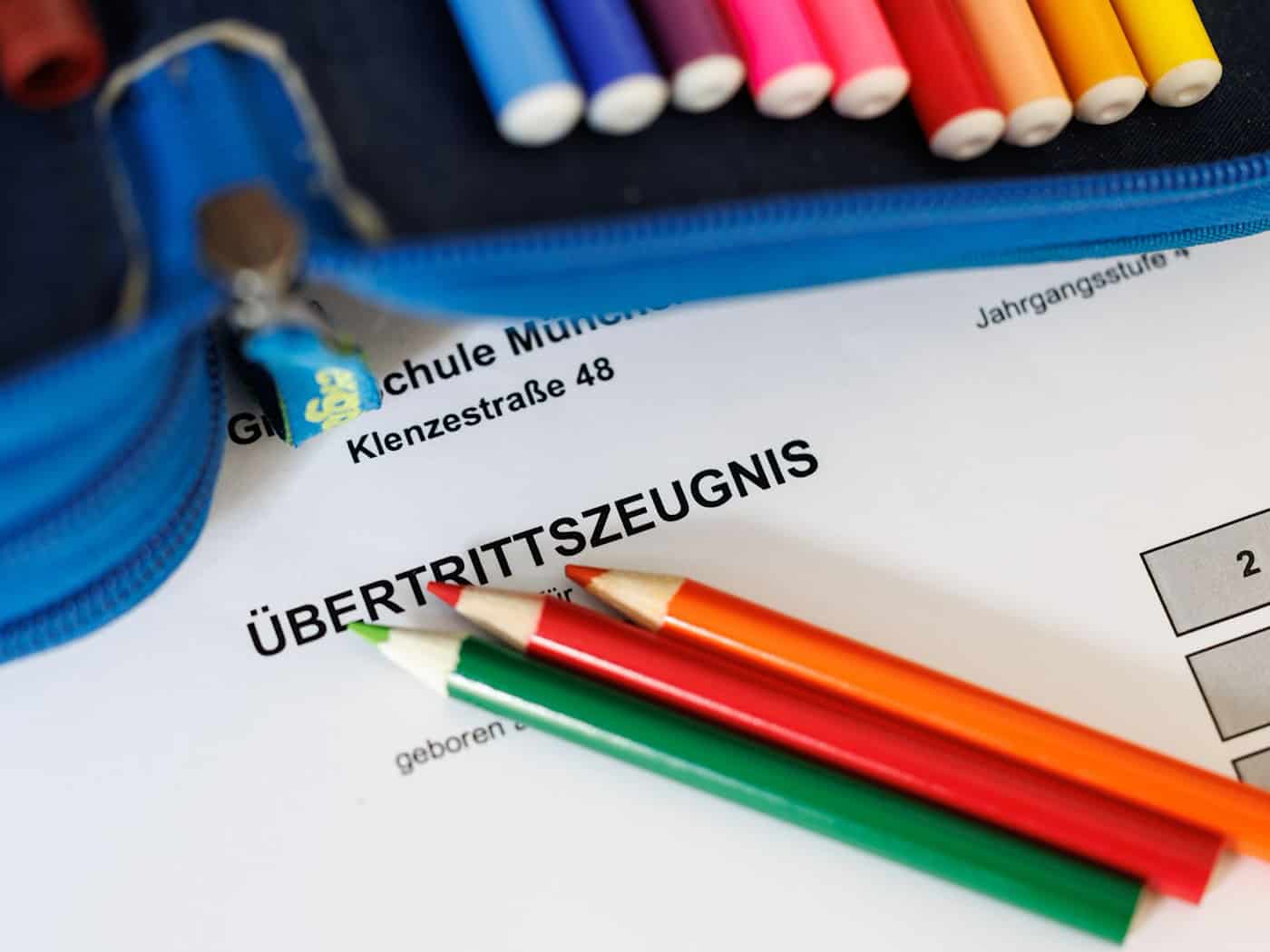 Auf welche weiterführende Schule ein Kind geht, hängt in Bayern in erster Linie vom Übertrittszeugnis ab. (Symbolbild) / Foto: Matthias Balk/dpa