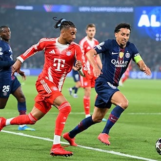 Hohes Tempo, viele Tore: Michael Olise (l) und die Bayern lieferten in Paris ein Spektakel. / Foto: Federico Gambarini/dpa