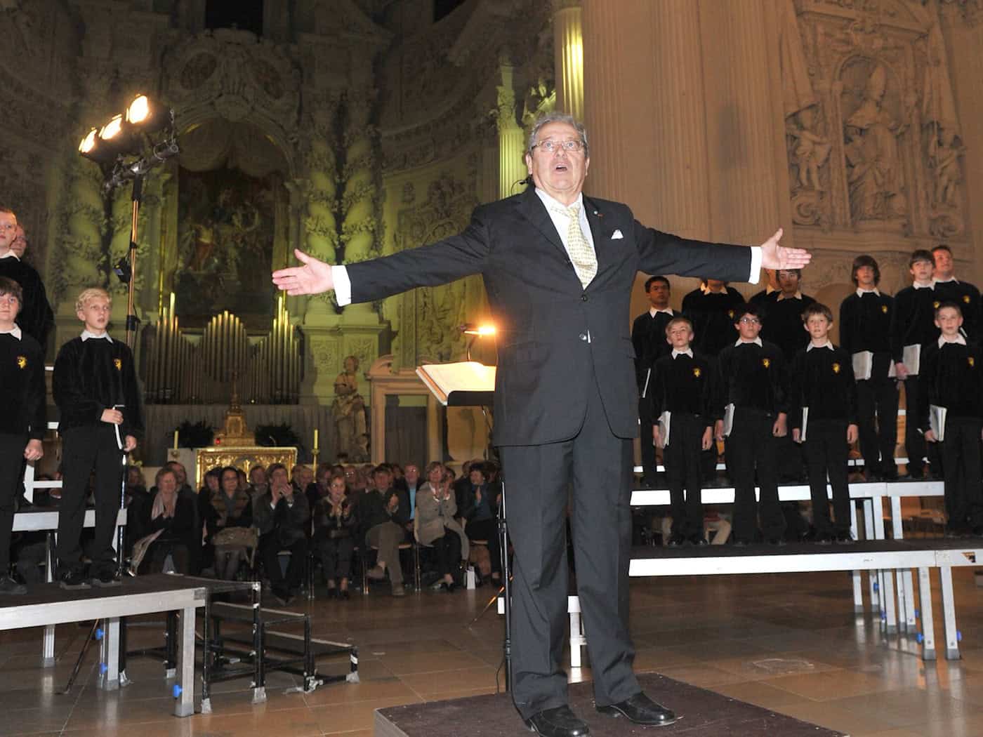 Gerhard Schmidt-Gaden, der Gründer des Tölzer Knabenchors, bei einem Konzert im Jahre 2010. Nun ist der Dirigent im Alter von 88 Jahren gestorben. (Archivbild) / Foto: picture alliance / dpa