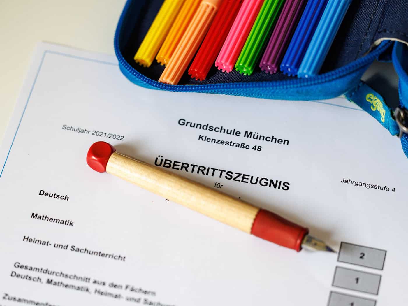 Das Übertrittszeugnis steht an. (Symbolbild) / Foto: Matthias Balk/dpa