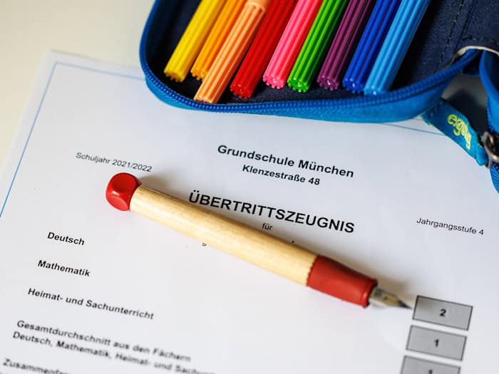 Das Übertrittszeugnis steht an. (Symbolbild) / Foto: Matthias Balk/dpa