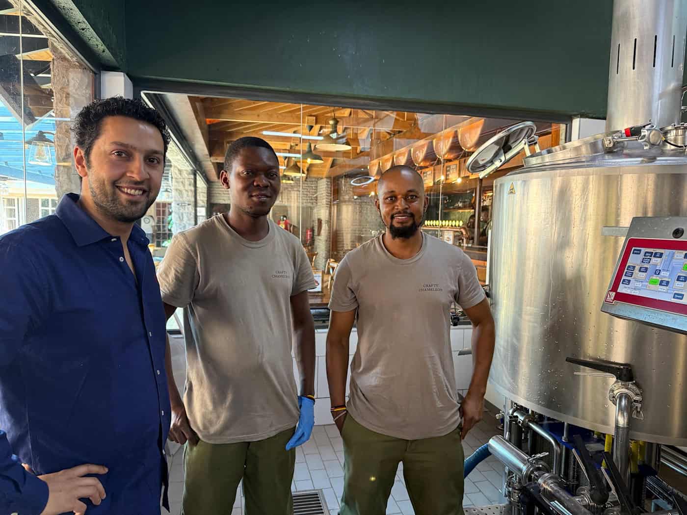 Arjun Malhotra (l) mit seinen kenianischen Brauerei-Mitarbeitern im Sudhaus seiner Craftbeer-Brauerei in Nairobi. / Foto: Eva Krafczyk/dpa