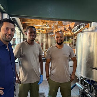 Arjun Malhotra (l) mit seinen kenianischen Brauerei-Mitarbeitern im Sudhaus seiner Craftbeer-Brauerei in Nairobi. / Foto: Eva Krafczyk/dpa