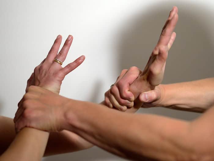 Gewalt kann auch von Frauen ausgehen. (Symbolbild) / Foto: Maurizio Gambarini/dpa