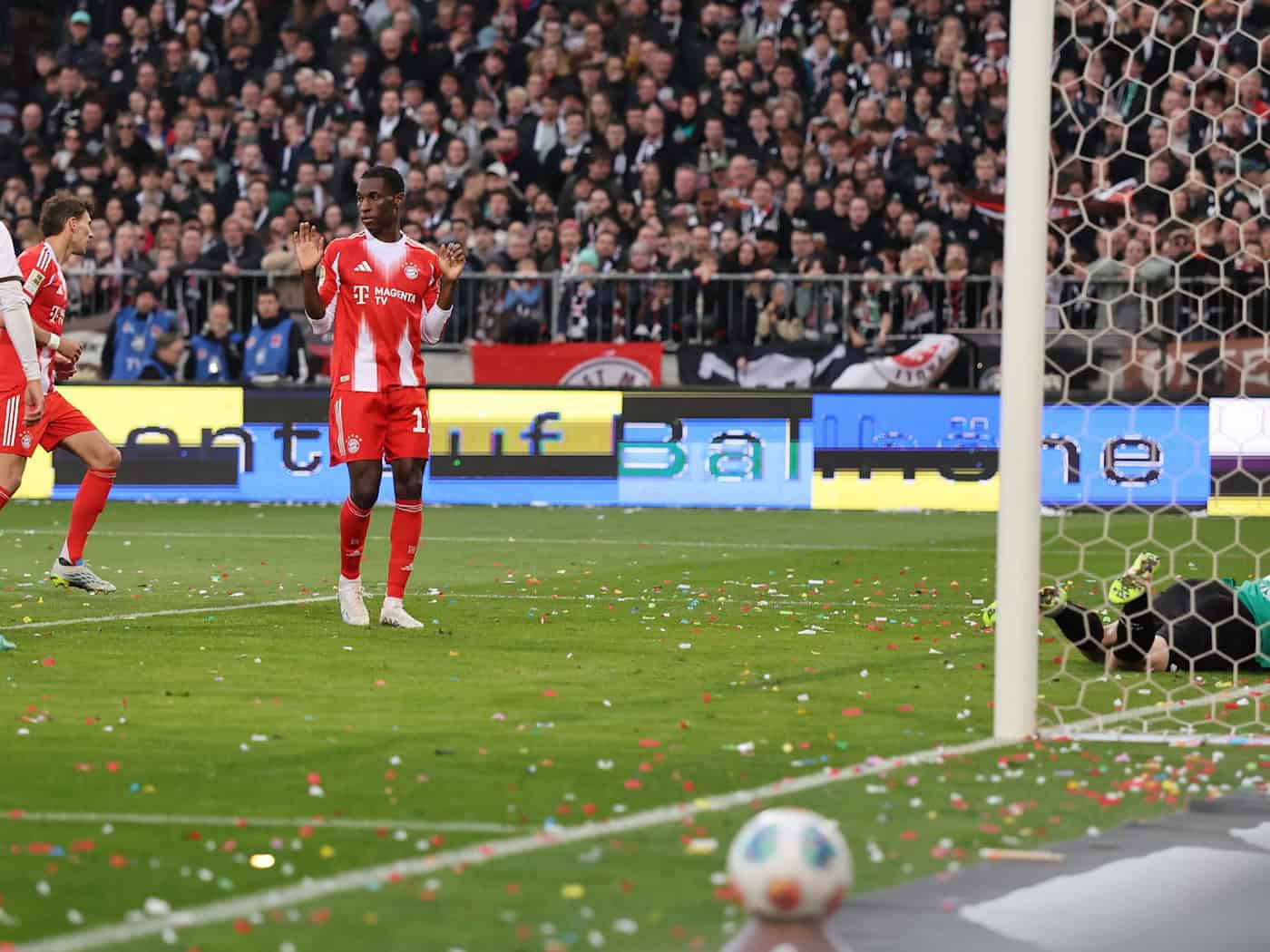 Das Rekordtor: Leon Goretzka (2.v.l.) schießt im Spiel beim FC St. Pauli das 102. Saisontor des FC Bayern München. / Foto: Christian Charisius/dpa
