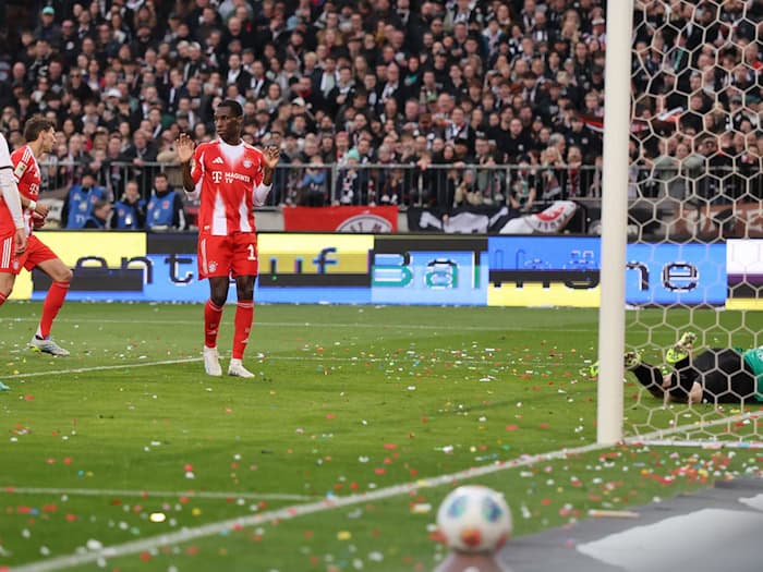 Das Rekordtor: Leon Goretzka (2.v.l.) schießt im Spiel beim FC St. Pauli das 102. Saisontor des FC Bayern München. / Foto: Christian Charisius/dpa