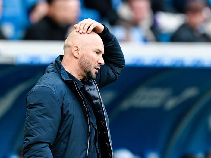 Nachdenklich aufgrund der letzten Ergebnisse: Christian Ilzer will in Augsburg mit Hoffenheim zurück in die Erfolgsspur. (Archivbild) / Foto: Uwe Anspach/dpa