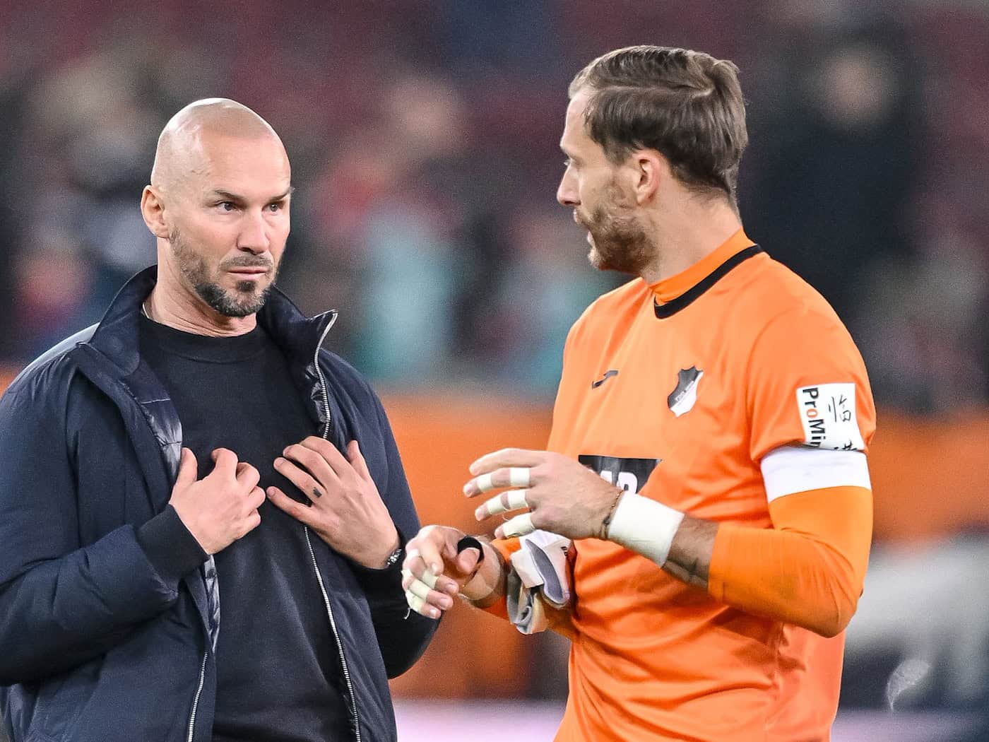 Hoffenheim-Trainer Christian Ilzer sprich mit Torhüter Oliver Baumann. / Foto: Harry Langer/dpa
