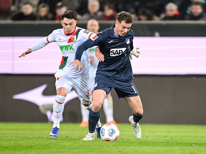 Waren Teil eines teils wilden Spiels: Augsburgs Fabien Rieder (links) und Fisnik Asllani von Hoffenheim. / Foto: Harry Langer/dpa