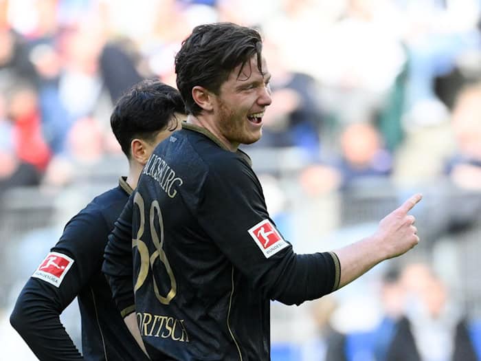 Durch seine Fairplay-Aktion Mann des Spiels: Augsburgs Michael Gregoritsch.  / Foto: Gregor Fischer/dpa