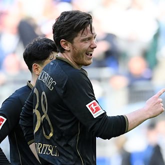 Durch seine Fairplay-Aktion Mann des Spiels: Augsburgs Michael Gregoritsch.  / Foto: Gregor Fischer/dpa