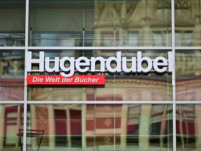 Für die Buchhandelskette geht der Trend beim Bücherkauf wieder «ganz klar» zu mehr Haptik. / Foto: Martin Schutt/dpa