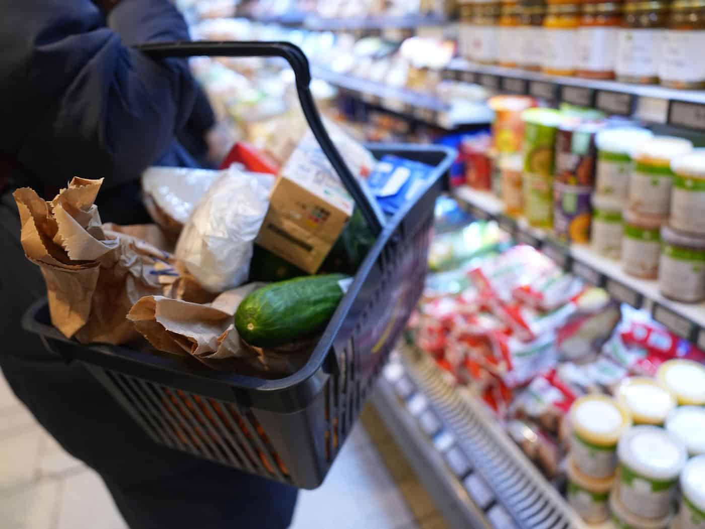 Für Lebensmittel müssen Verbraucher derzeit deutlich tiefer in die Tasche greifen als im Jahr 2020. / Foto: Marcus Brandt/dpa