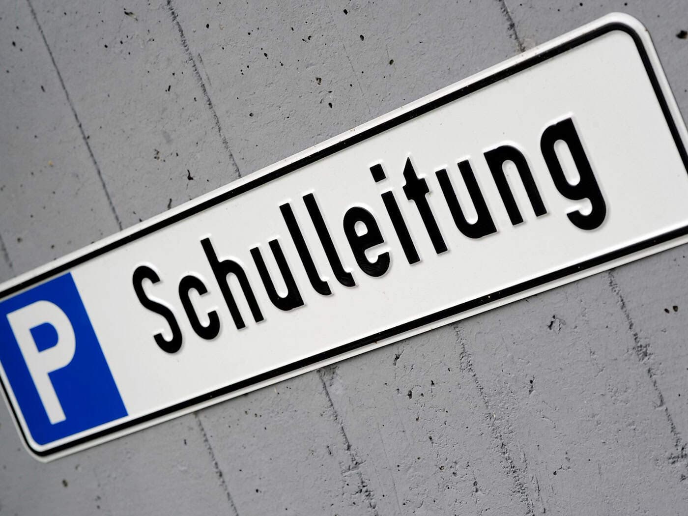 In Bayern sind derzeit fast 50 Schulen ohne Schulleitung. (Symbolbild)  / Foto: Marius Becker/dpa