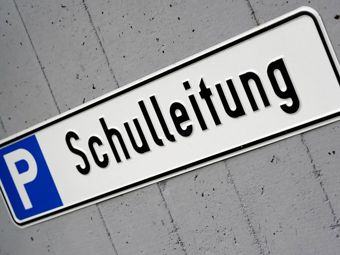 In Bayern sind derzeit fast 50 Schulen ohne Schulleitung. (Symbolbild)  / Foto: Marius Becker/dpa