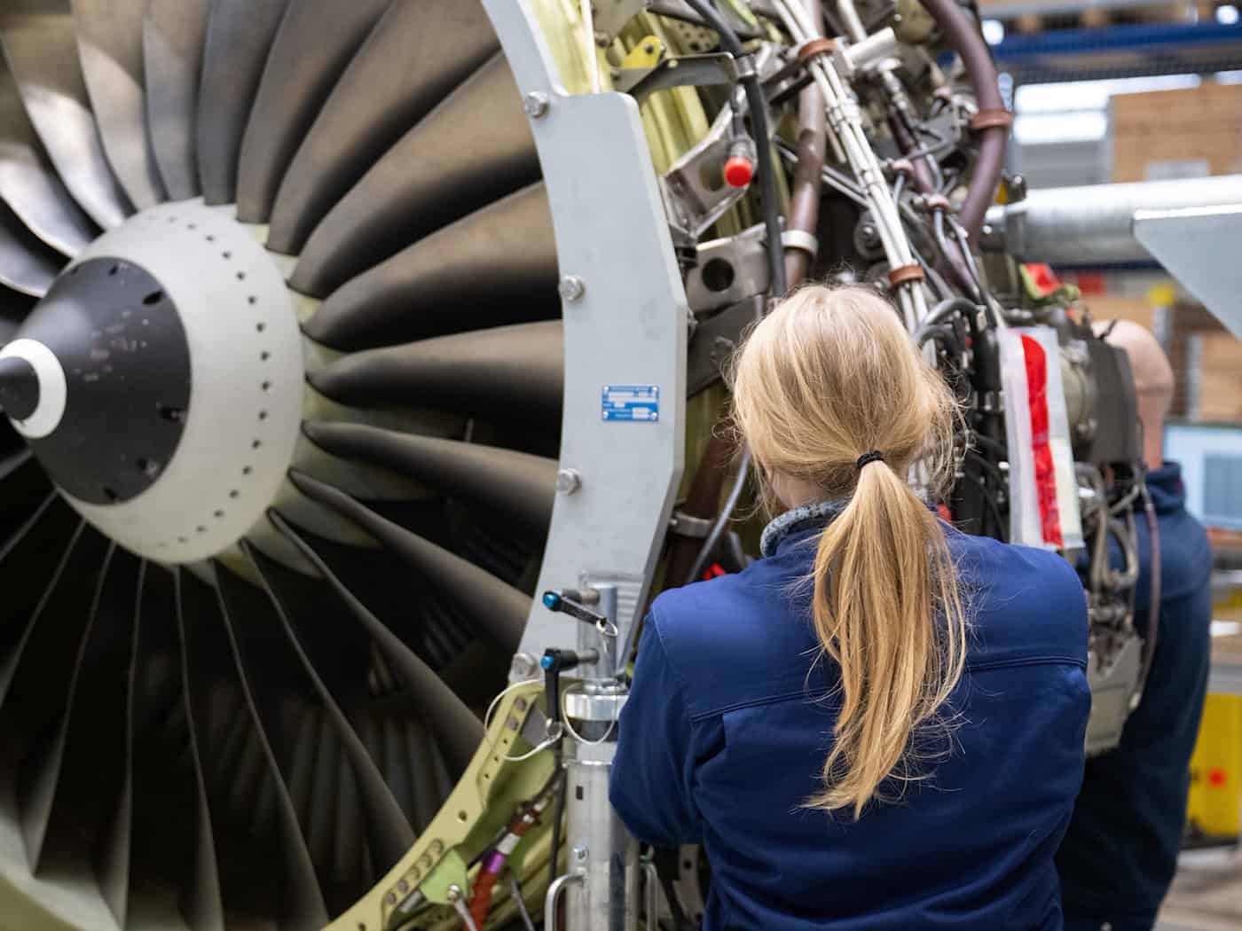 Eine MTU-Mitarbeiterin bei der Wartung einer Turbine. (Archiv) / Foto: Sebastian Gollnow/dpa