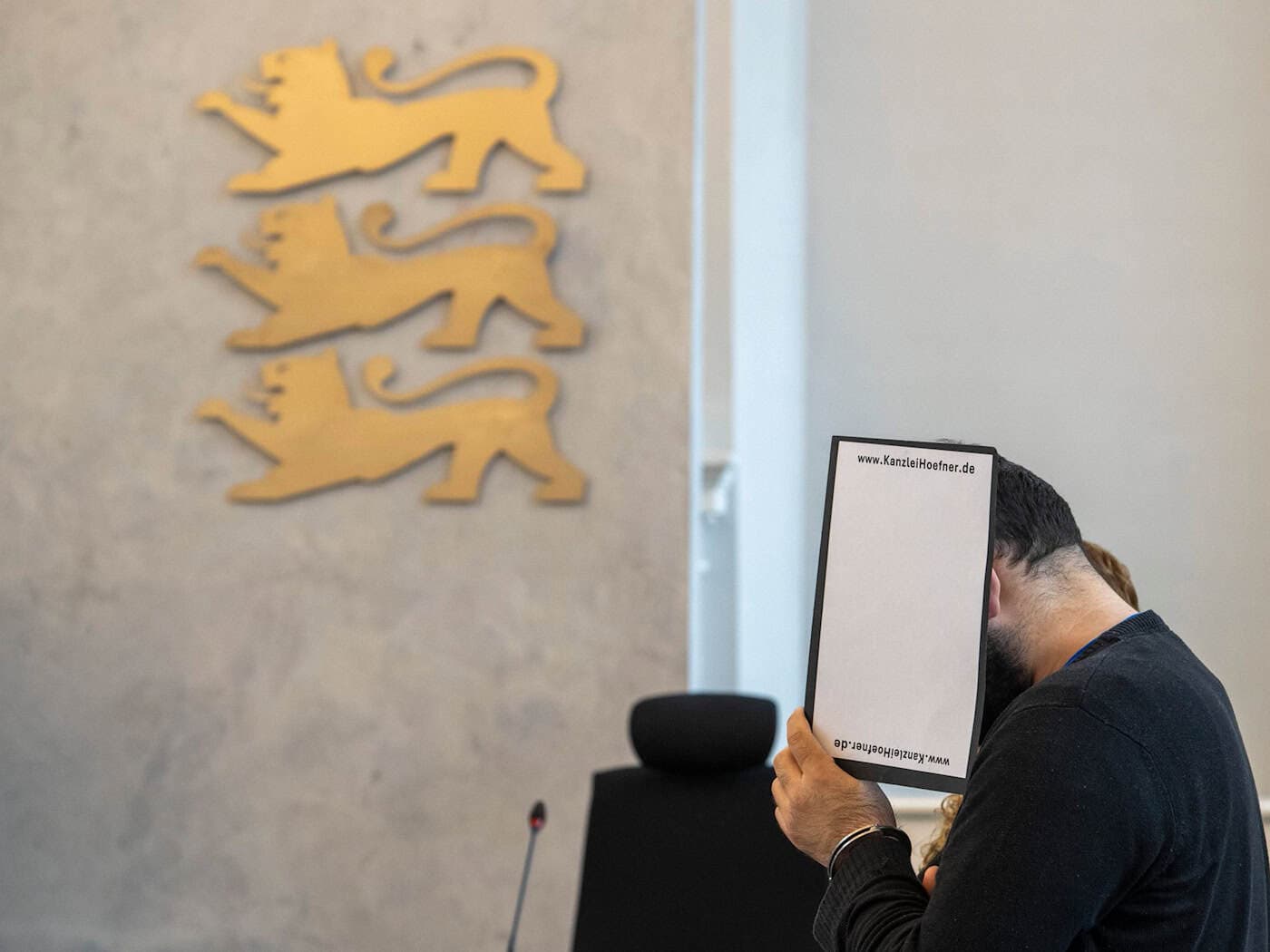 Ein Islamlehrer ist wegen sexuellen Missbrauchs und Körperverletzung von Minderjährigen vom Landgericht Ellwangen zu einer hohen Gefängnisstrafe verurteilt worden. (Archivbild) / Foto: Stefan Puchner/dpa