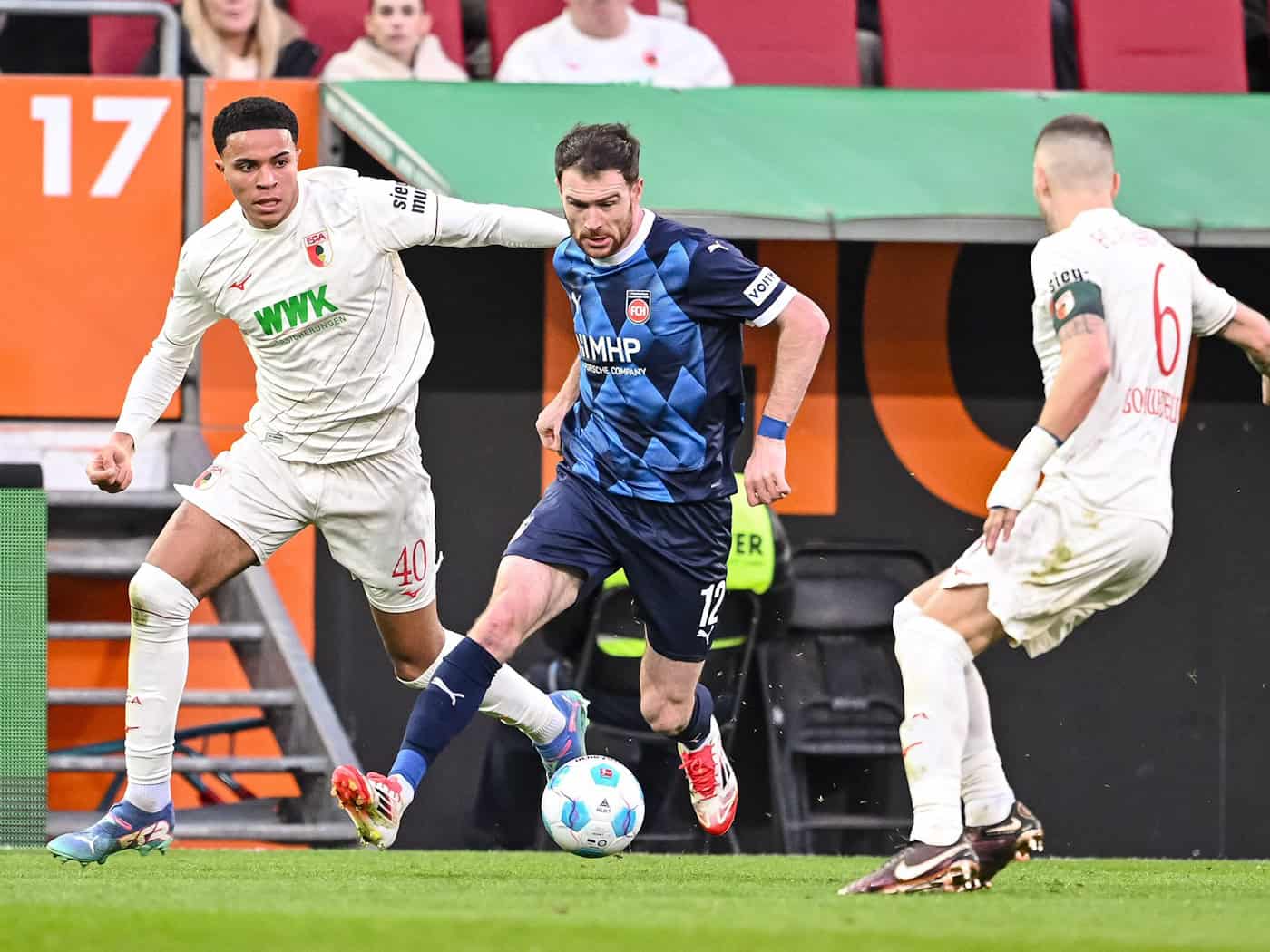 Wer wird's? Noahkai Banks (l) oder Jeffrey Gouweleeuw (r) beginnen am Freitag für Augsburg. (Archivbild) / Foto: Harry Langer/dpa