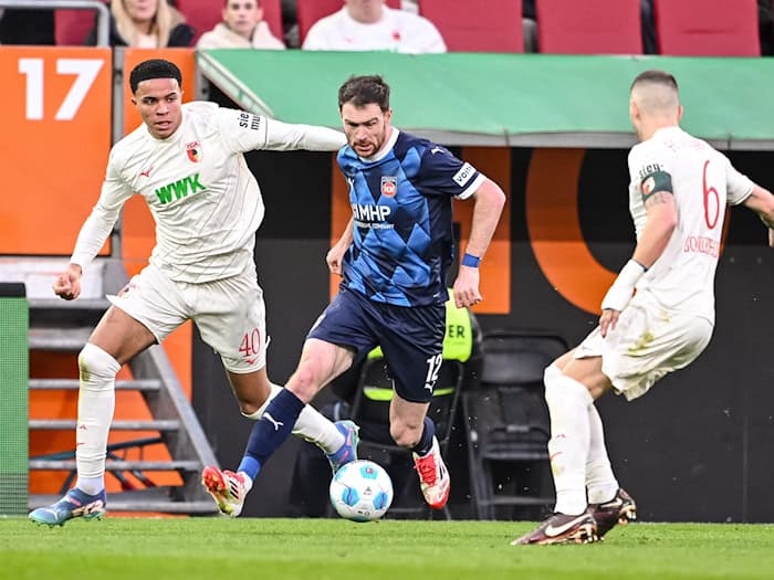 Wer wird's? Noahkai Banks (l) oder Jeffrey Gouweleeuw (r) beginnen am Freitag für Augsburg. (Archivbild) / Foto: Harry Langer/dpa