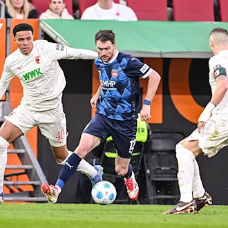 Wer wird's? Noahkai Banks (l) oder Jeffrey Gouweleeuw (r) beginnen am Freitag für Augsburg. (Archivbild) / Foto: Harry Langer/dpa