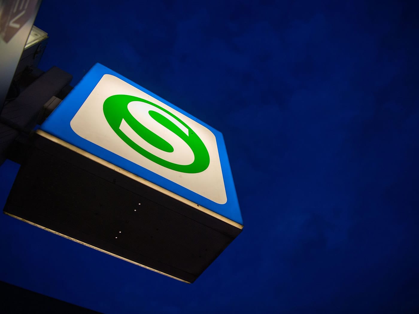 Der Fahrer der S-Bahn erlitt einen Schock. (Symbolbild) / Foto: Lino Mirgeler/dpa