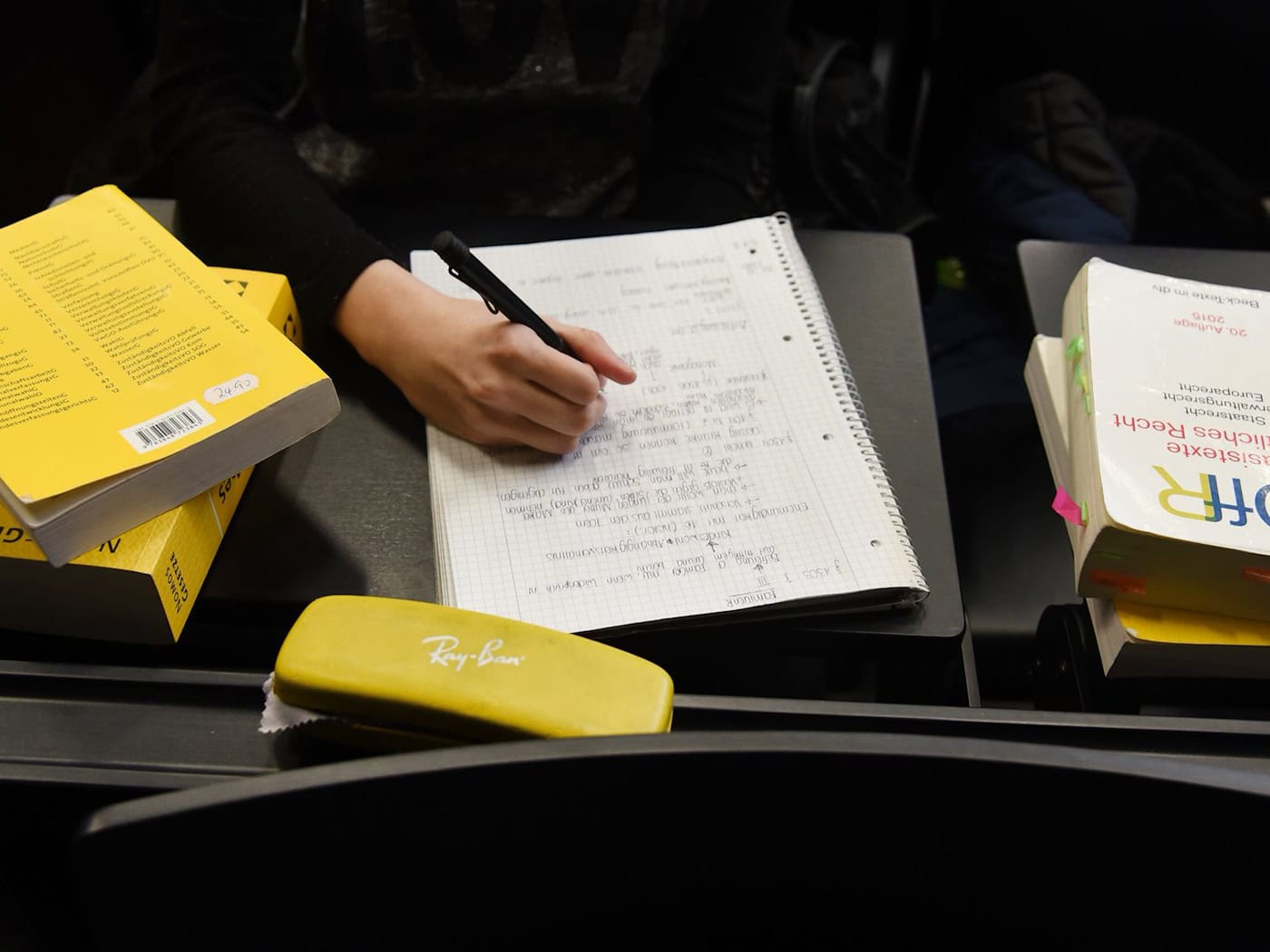 Wer Jura studieren will, muss bereit sein zu büffeln. (Symbolbild) / Foto: Waltraud Grubitzsch/dpa