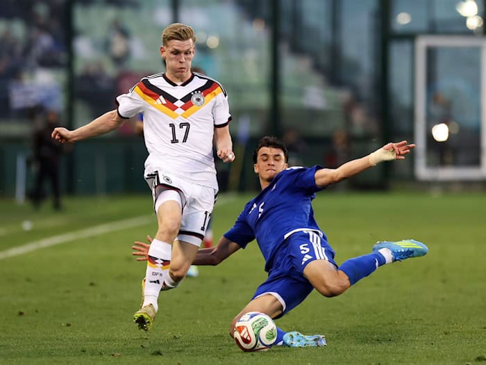 «Brutales Tempo»: Anton Kade (l) im Einsatz für die U21 gegen Griechenland. / Foto: Yorgos Karahalis/dpa