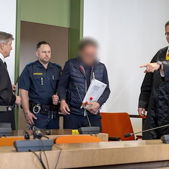 16 Verhandlungstage sind angesetzt.  / Foto: Peter Kneffel/dpa