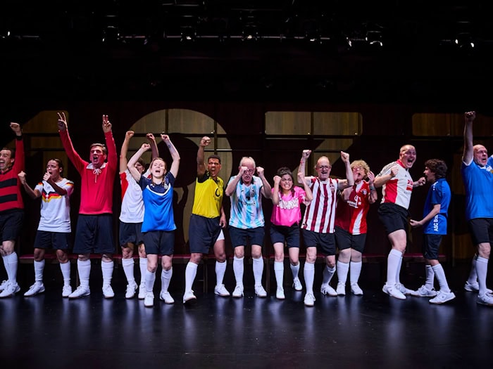 Bei dem Theaterstück wirken zehn Bürgerinnen und Bürger mit, die selbst Fußball spielen, FCN-Mitglied oder große Fans sind. (Handout) / Foto: Ludwig Olah/Staatstheater Nürnberg/dpa